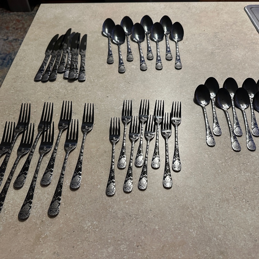 • SOLD•.          FIVENT HALLOWEEN BLACK CUTLERY SET – 80 PIECES